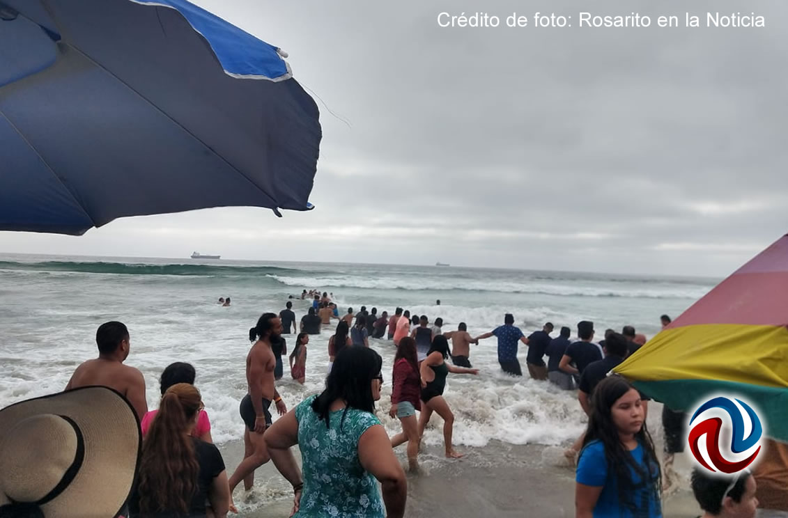 Forman cadena humana para rescatar a dos bañistas