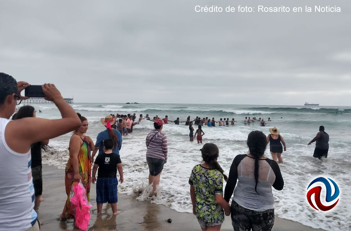 Forman cadena humana para rescatar a dos bañistas