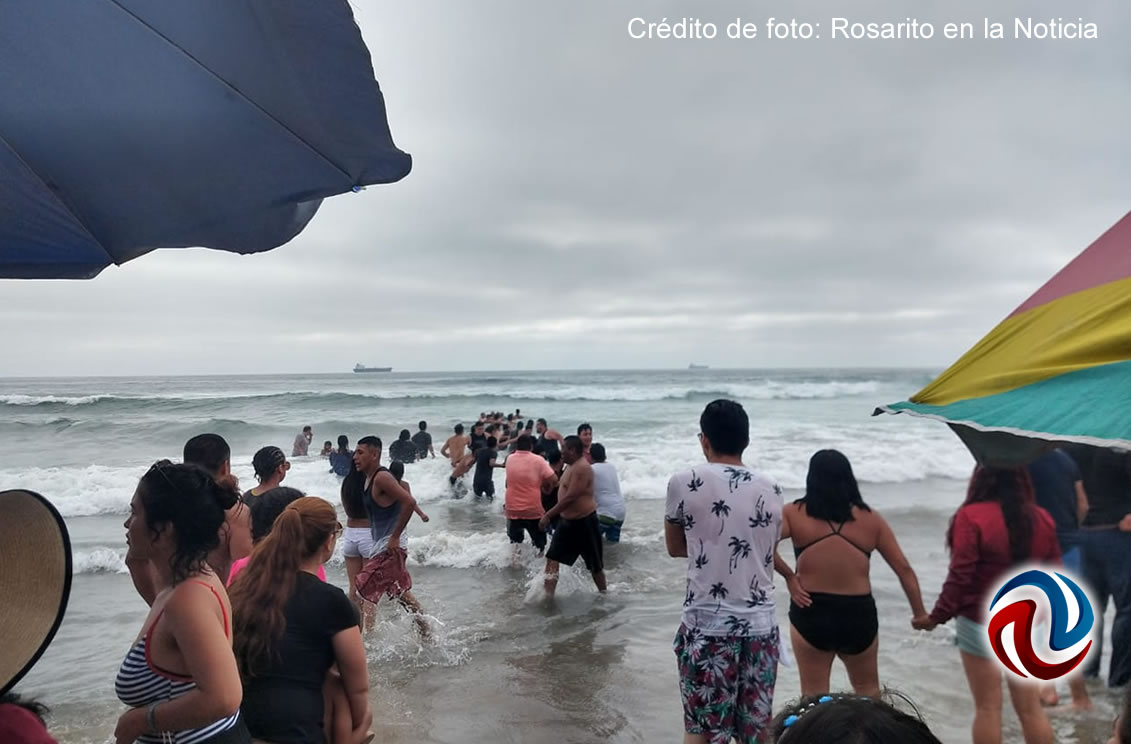 Forman cadena humana para rescatar a dos bañistas