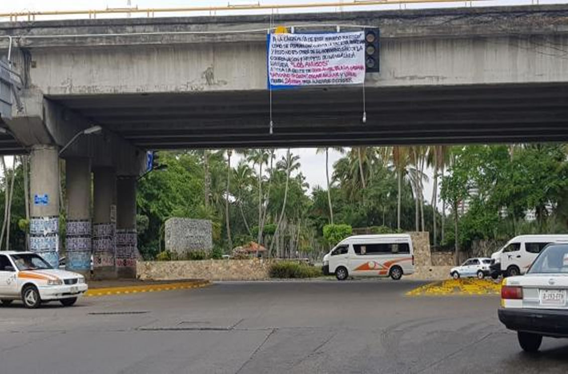 Acapulco amanece tapizado de narcomantas