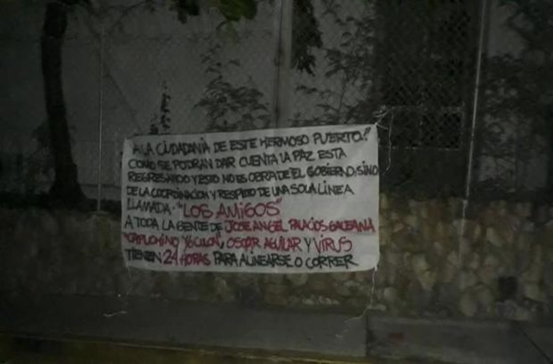 Acapulco amanece tapizado de narcomantas