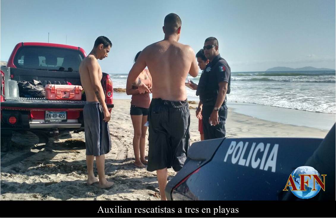 Auxilian rescatistas a tres en playas
