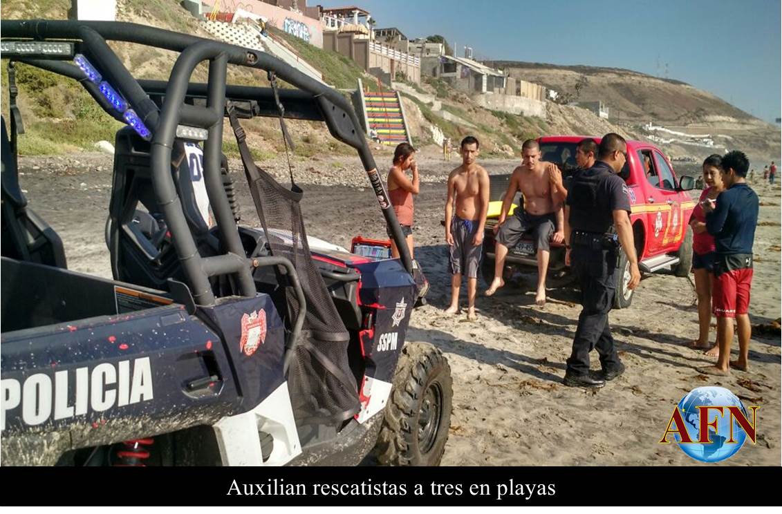 Auxilian rescatistas a tres en playas