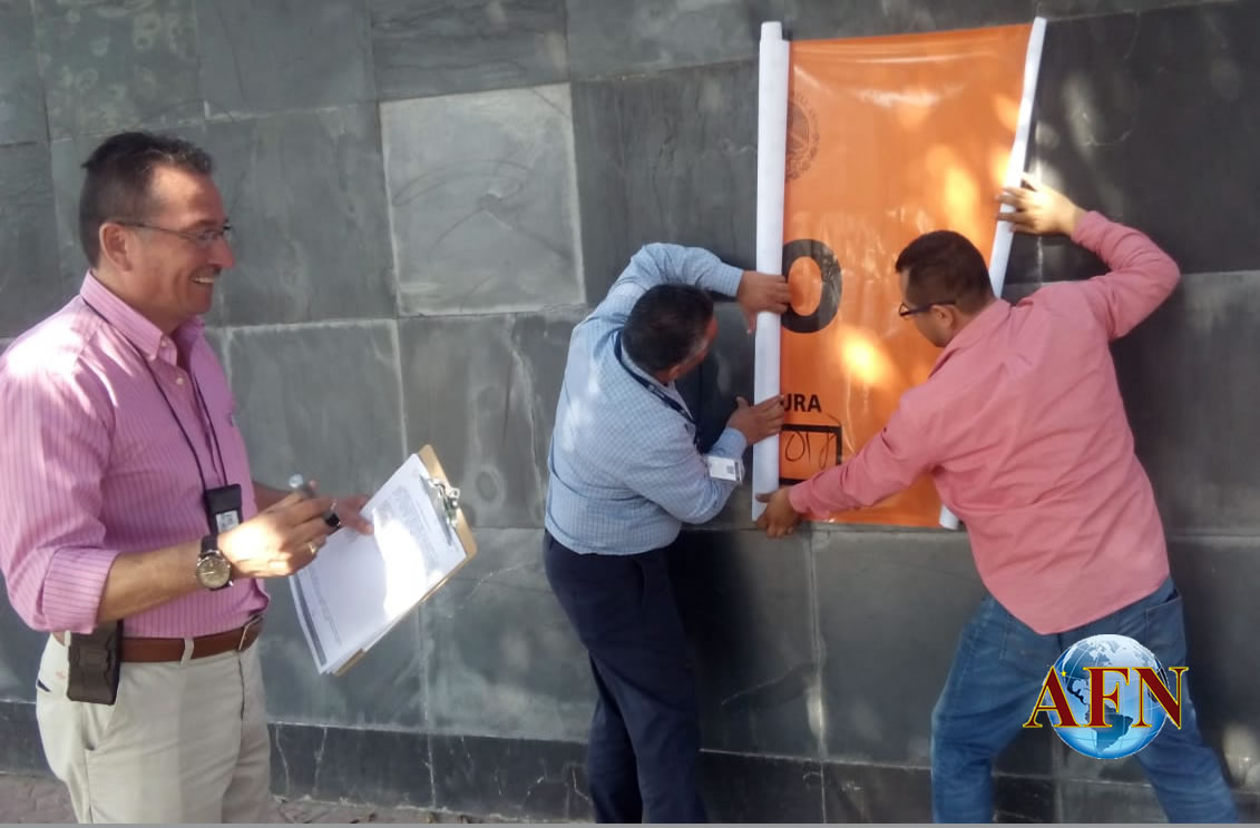 Clausuran anuncio frente a oficinas de Morena