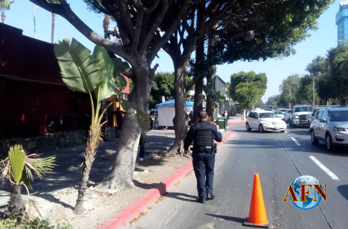 Clausuran anuncio frente a oficinas de Morena