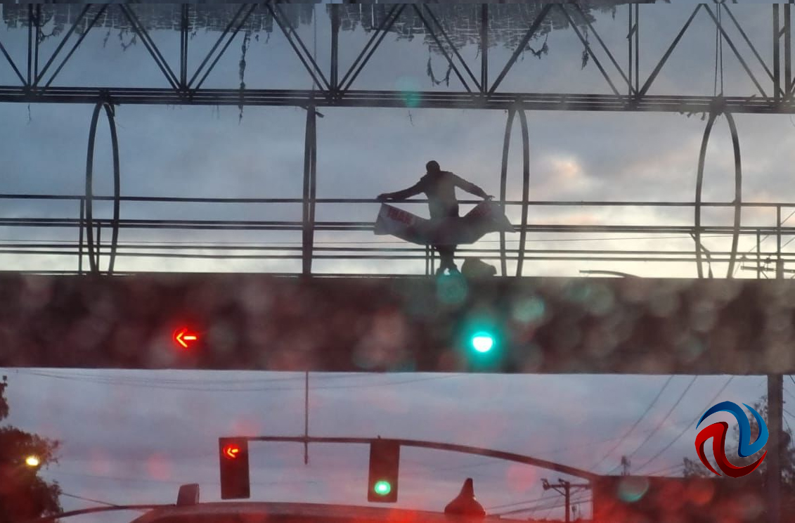 Cuelgan dos mantas con amenazas en puentes peatonales