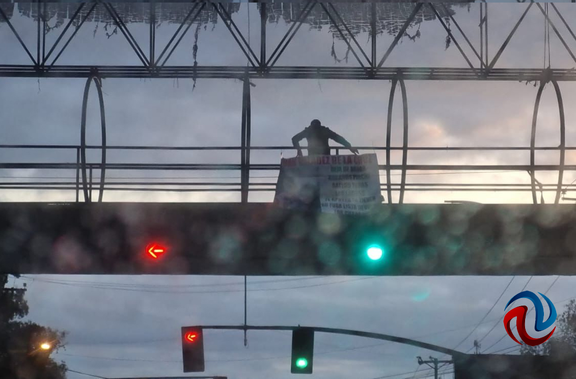 Cuelgan dos mantas con amenazas en puentes peatonales