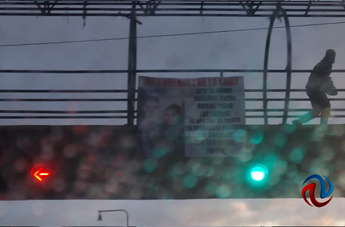 Cuelgan dos mantas con amenazas en puentes peatonales