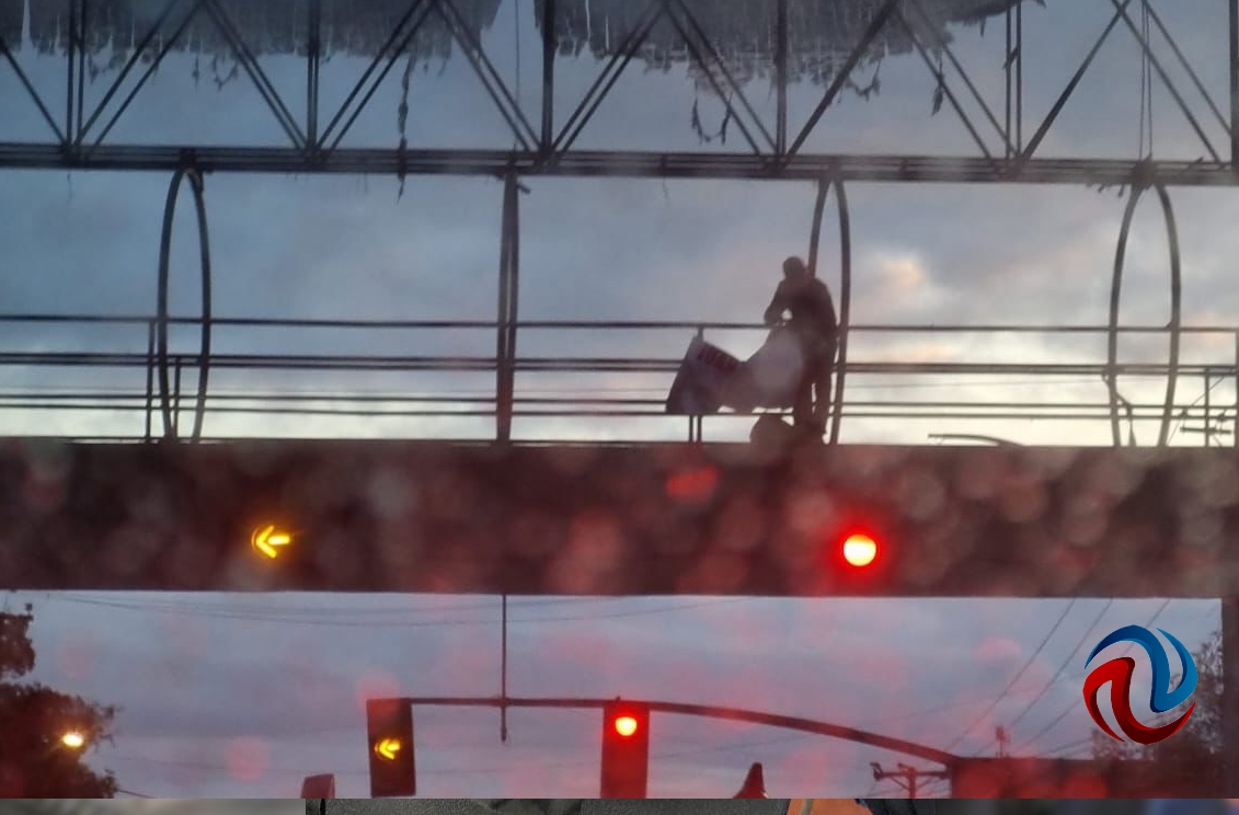 Cuelgan dos mantas con amenazas en puentes peatonales