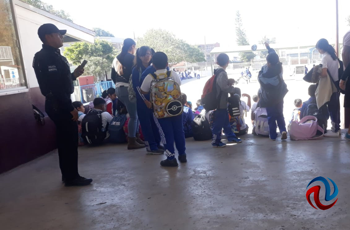 Desalojan escuela de Rosarito por olores tóxicos; hubo tres alumnos afectados