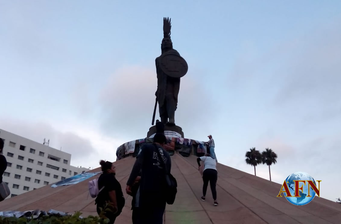 Realizan marcha por los 43 de Ayotzinapa