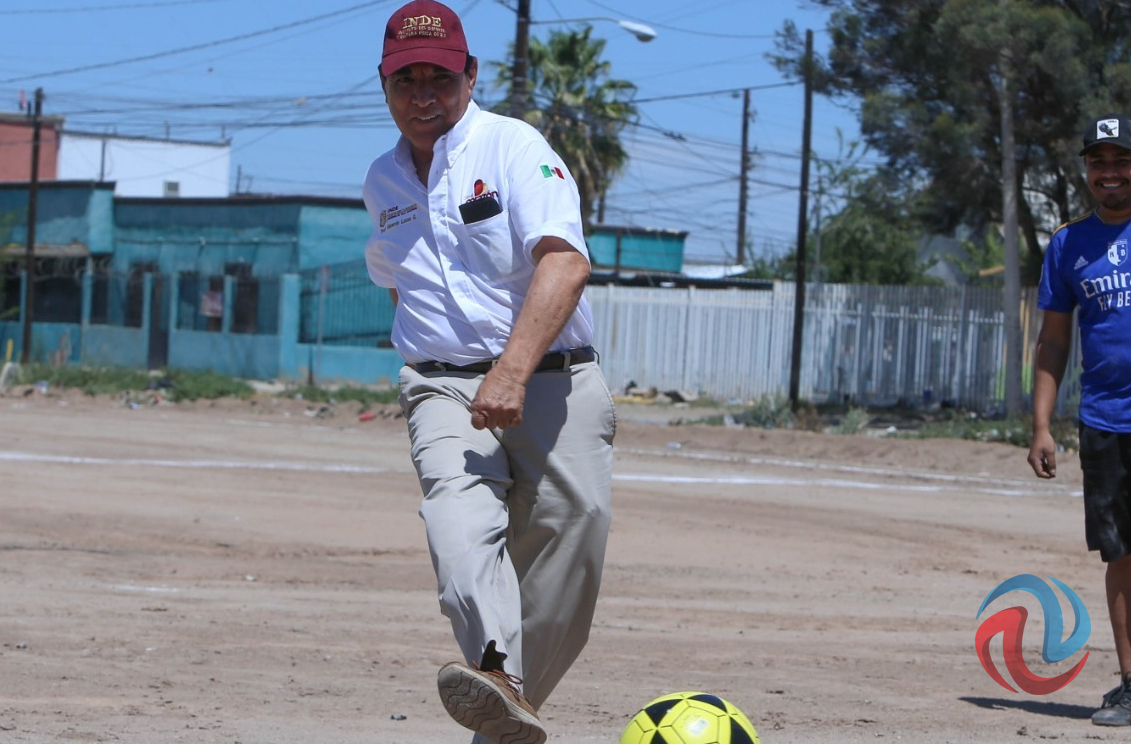 Entregó El Terrible Morales artículos para Campo de Futbol en Mexicali