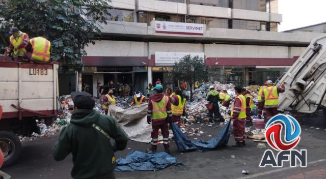 Protestan empleados de limpia en CDMX; vacían camiones y queman basura
