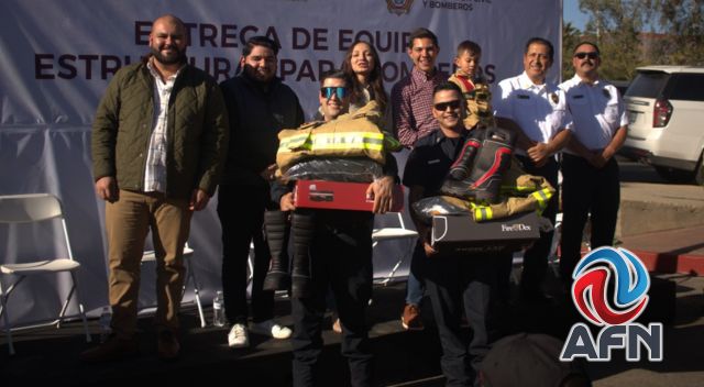 Reciben equipamiento contra incendios los bomberos de Tecate