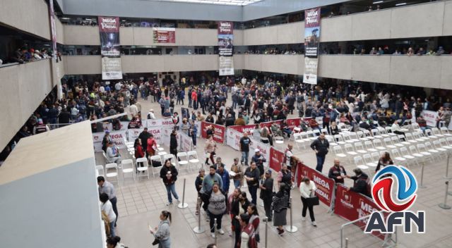 Realizan protesta burócratas por falta de respuesta a peticiones