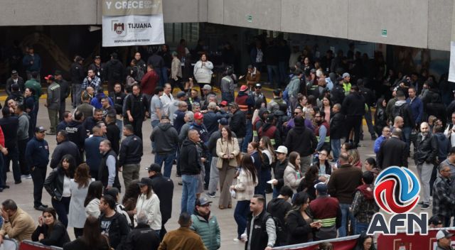 Realizan protesta burócratas por falta de respuesta a peticiones