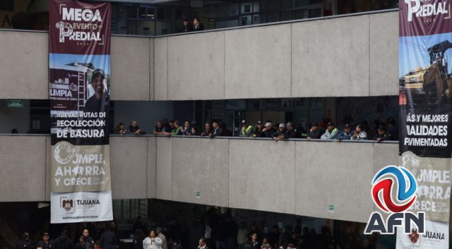 Realizan protesta burócratas por falta de respuesta a peticiones