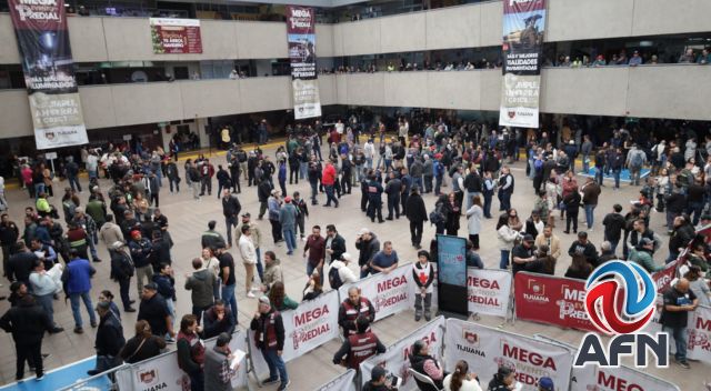 Realizan protesta burócratas por falta de respuesta a peticiones