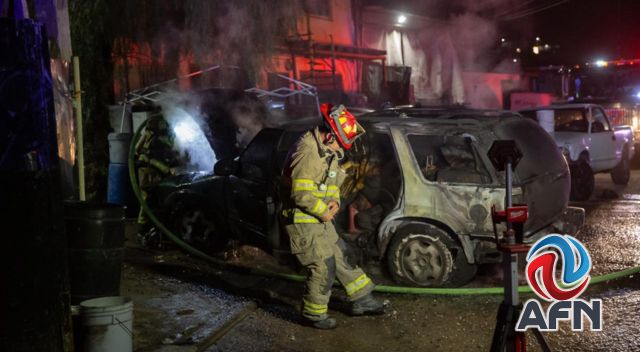 Arde una camioneta por supuesta falla mecánica en Ciudad Jardín