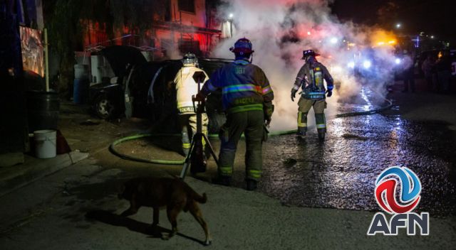 Arde una camioneta por supuesta falla mecánica en Ciudad Jardín