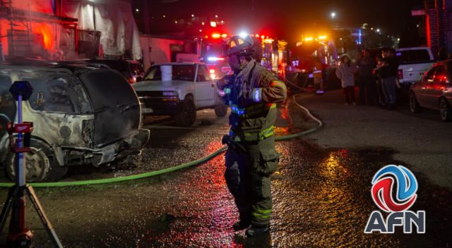 Arde una camioneta por supuesta falla mecánica en Ciudad Jardín