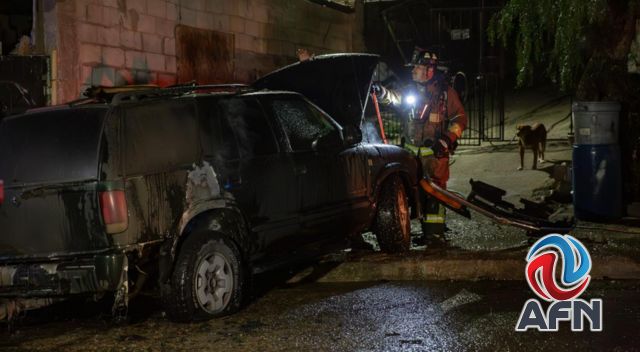 Arde una camioneta por supuesta falla mecánica en Ciudad Jardín