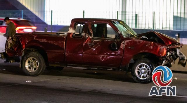 Chocan dos vehículos frente al Aeropuerto Internacional de Tijuana