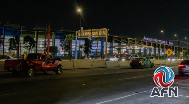 Chocan dos vehículos frente al Aeropuerto Internacional de Tijuana