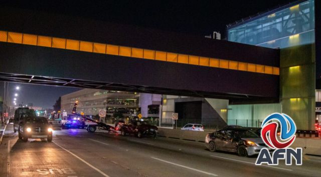 Chocan dos vehículos frente al Aeropuerto Internacional de Tijuana