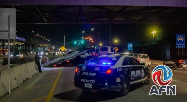 Chocan dos vehículos frente al Aeropuerto Internacional de Tijuana