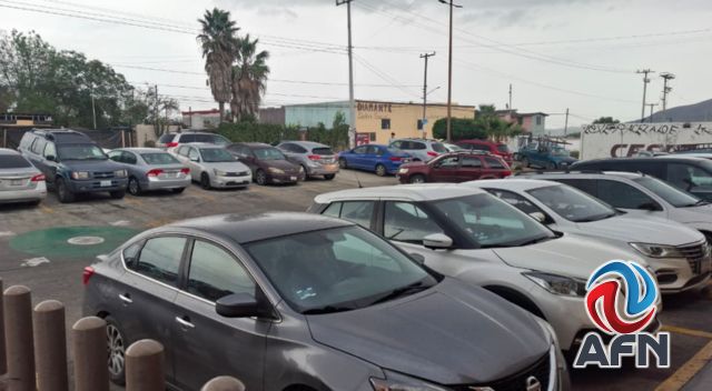 Compras de última hora provocan largas filas en tiendas