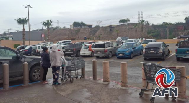 Compras de última hora provocan largas filas en tiendas