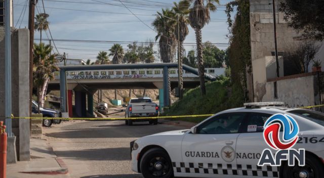 Conductor resultó lesionado al chocar bajo un puente de la Escénica