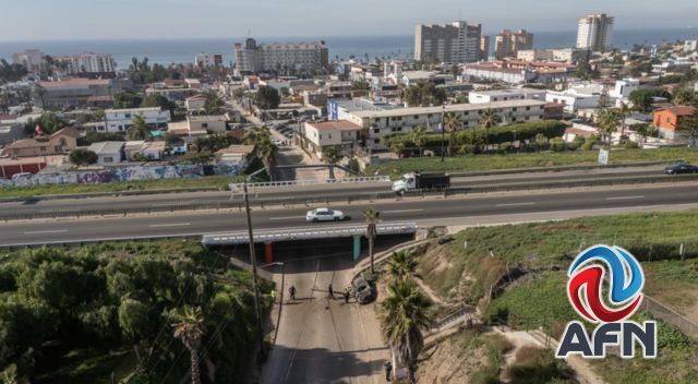 Conductor resultó lesionado al chocar bajo un puente de la Escénica