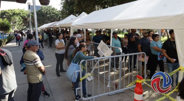 Protestan ciudadanos por falta de fichas para tramitar la doble nacionalidad
