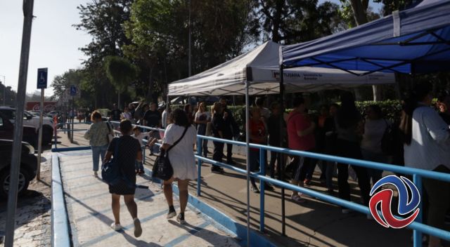 Protestan ciudadanos por falta de fichas para tramitar la doble nacionalidad