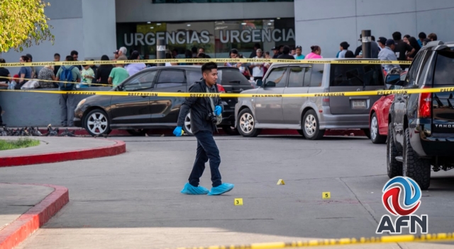 Asesinan a un policía municipal y hieren a su hijo a balazos en Hospital del IMSS