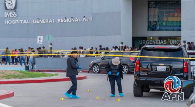 Asesinan a un policía municipal y hieren a su hijo a balazos en Hospital del IMSS