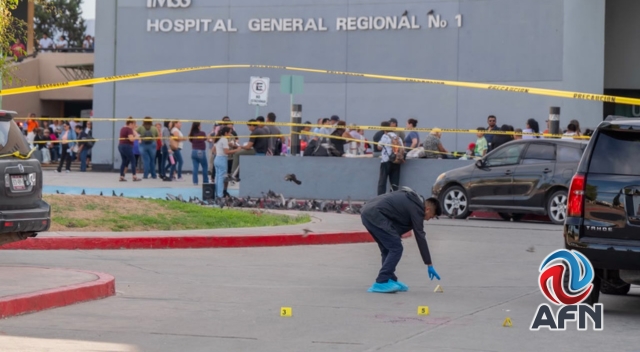 Asesinan a un policía municipal y hieren a su hijo a balazos en Hospital del IMSS