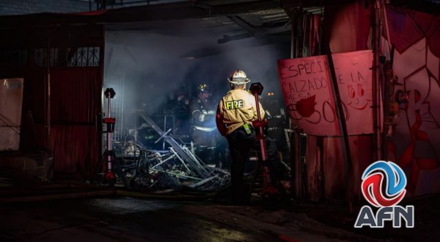 Incendio destruye un comercio del bulevar Fundadores y lanzan bombas molotov a un bar