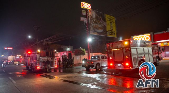 Incendio destruye un comercio del bulevar Fundadores y lanzan bombas molotov a un bar