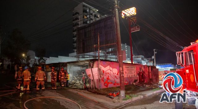 Incendio destruye un comercio del bulevar Fundadores y lanzan bombas molotov a un bar