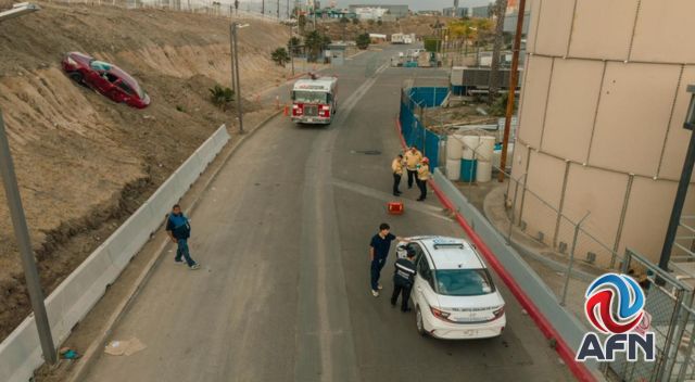 Cayó en ladera con su auto frente a la UABC