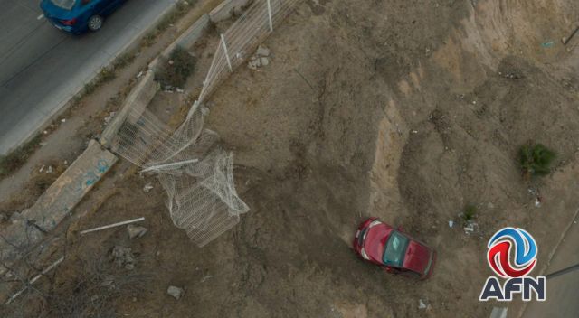 Cayó en ladera con su auto frente a la UABC