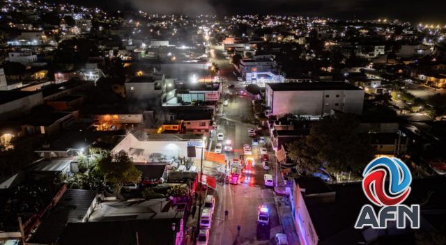 Queman siete vehículos y una moto con bombas molotov; detienen a tres personas