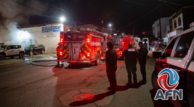 Queman siete vehículos y una moto con bombas molotov; detienen a tres personas