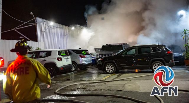 Queman siete vehículos y una moto con bombas molotov; detienen a tres personas