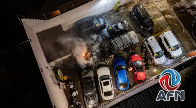 Queman siete vehículos y una moto con bombas molotov; detienen a tres personas