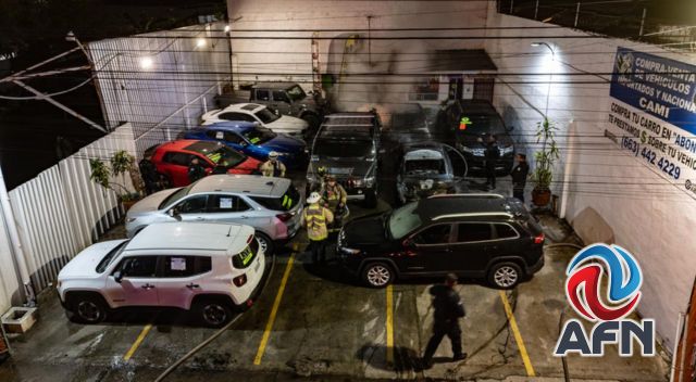 Queman siete vehículos y una moto con bombas molotov; detienen a tres personas