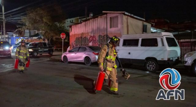 Queman siete vehículos y una moto con bombas molotov; detienen a tres personas